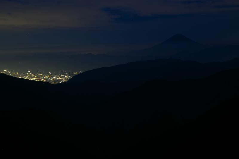 北岳山荘のテントサイトから望む甲府盆地の夜景