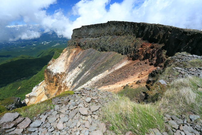 硫黄岳山頂北側は目もくらむ断崖絶壁！爆裂火口です