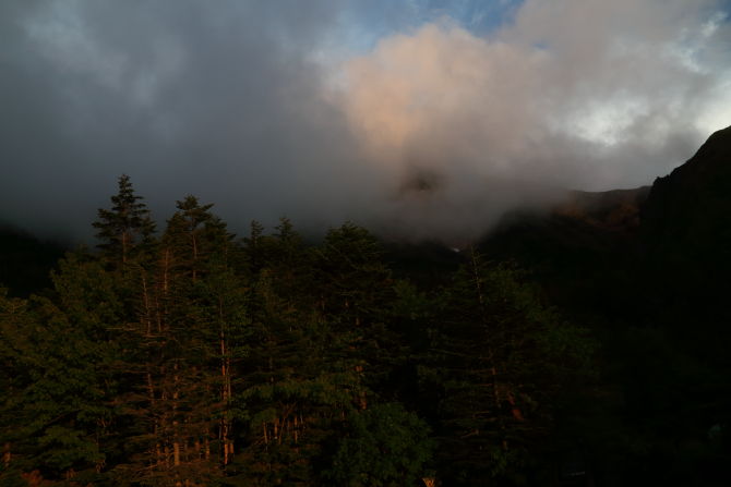 夕日が最高潮を迎えた時、赤岳は雲の中