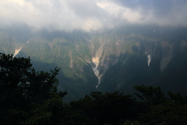 松木沢の頭は谷川岳・一ノ倉岳の絶好のビュースポット。でも雲が多くて期待した展望はイマイチ。今日の天気予報は晴れなんだけど・・・