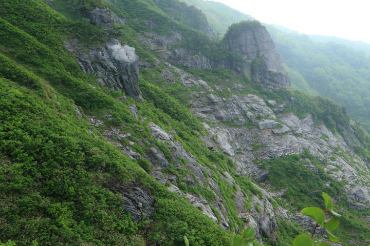 でも荒々しい岩場を露出している所もあって、この山域がいかに険しいかを見せつけられる箇所もあります