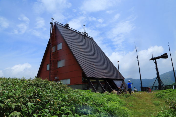 白崩避難小屋のそばに建つ送電線監視小屋。