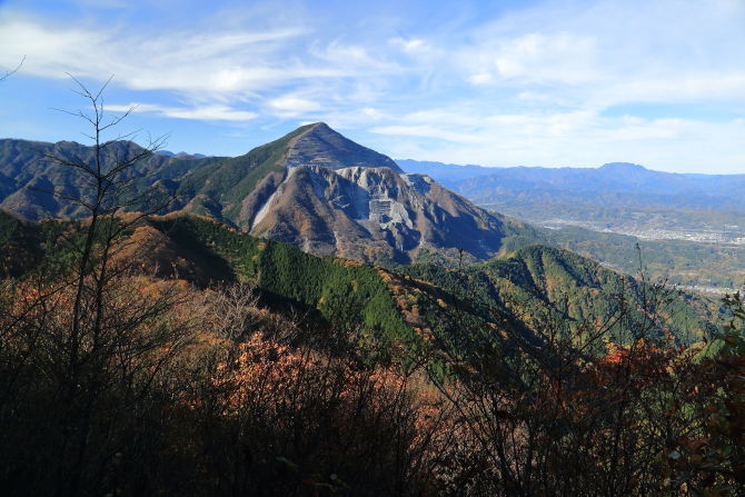 二子山山頂直下の展望地から望んだ武甲山と秩父盆地。そして右側奥に両神山