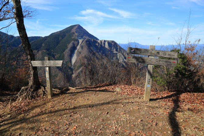 見晴らし抜群の焼山山頂は、武甲山を間近に眺められる最高の展望地