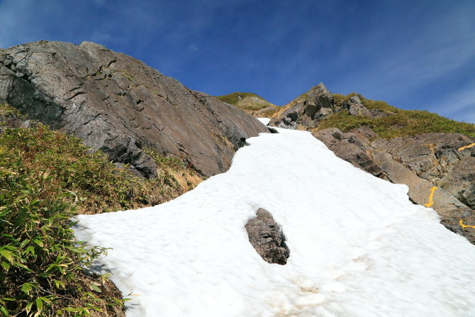 谷川岳西黒尾根『氷河の跡』は黒々としたむき出しの岩場です