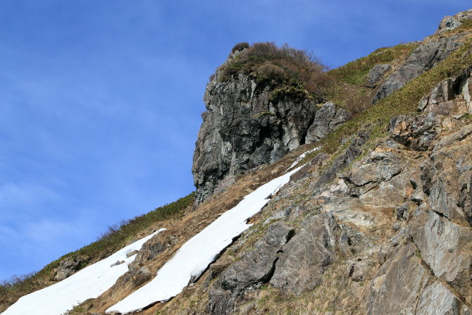 谷川岳ザンゲ岩を間近に。ここを越えれば傾斜は緩やかになって長かった西黒尾根の急登とはお別れ