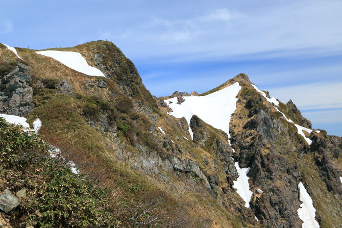 谷川岳山頂はもうすぐ。左のピークがトマの耳（1963m）、右のピークがオキの耳（1977m）
