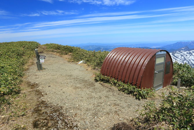 一ノ倉岳の山頂へ到着！傍らのドラム缶みたいなのは一ノ倉岳避難小屋で人が３人くらい入れる程度の小さな小屋です