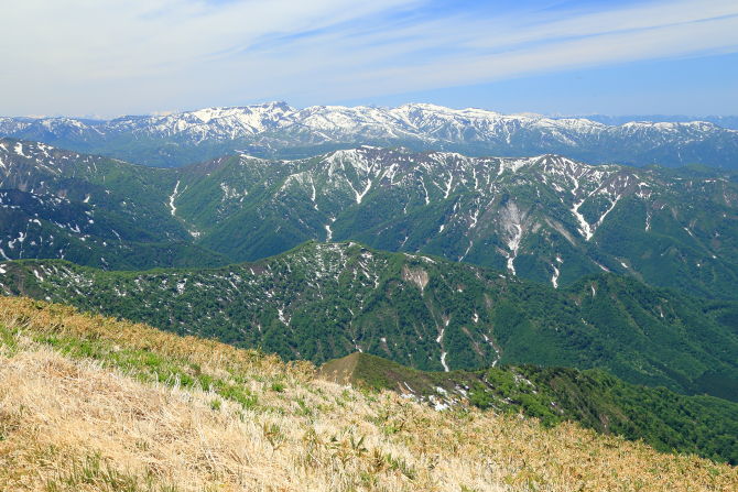 茂倉岳山頂西側の景色。遥か遠くに苗場山の大きな山塊が広がって見えました