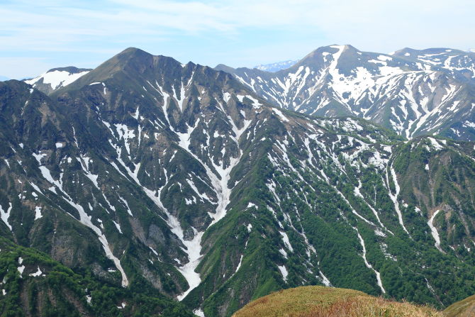 南側の景色。左に万太郎山、右に仙ノ倉山、右奥に平標山といった山々の連なりは見てるだけで圧巻