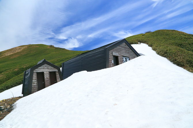 茂倉岳避難小屋はまだ雪に埋もれていました