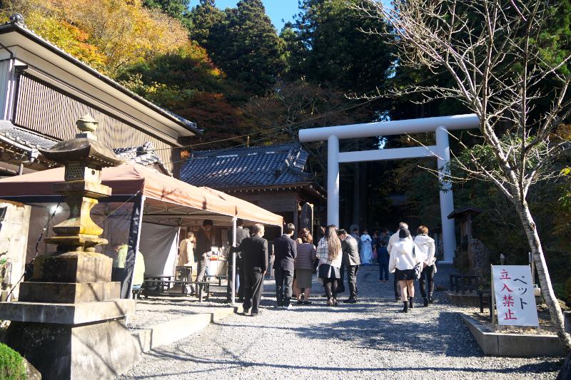 午後の御岩神社は多くの参拝客で賑わっていました