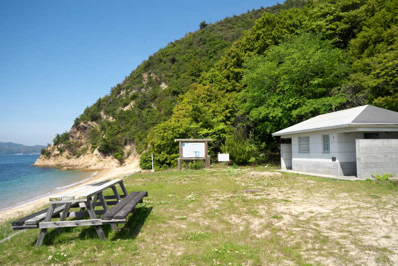 名駒海岸から大島自然研究路の入り口を望む