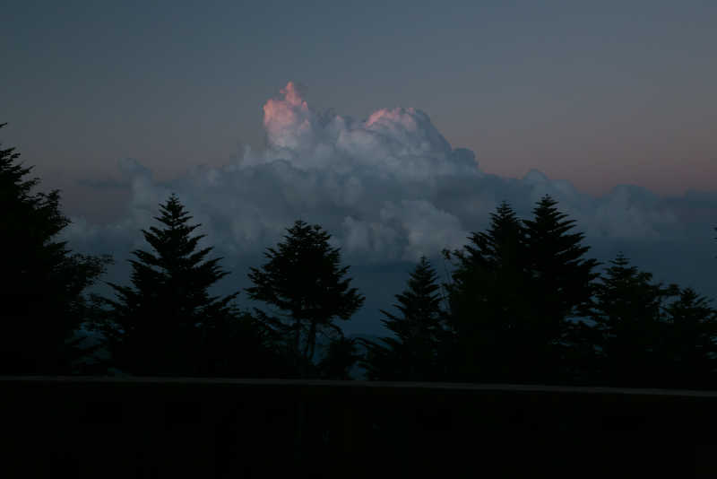 暮れなずむ空の向こうには夕日に染まる夏雲。甲武信小屋テラスから
