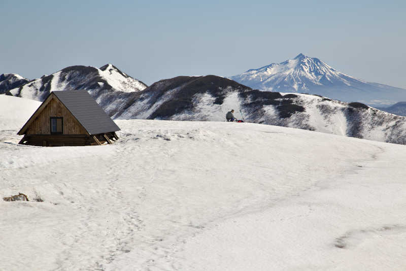 白神岳避難小屋と後ろに向白神岳。さらに後方に岩木山がそびえます