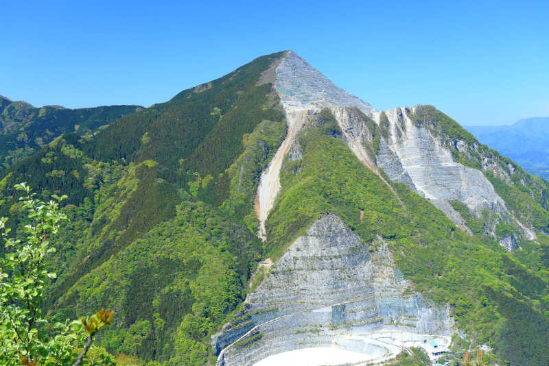 奥武蔵焼山から武甲山をズームアップ
