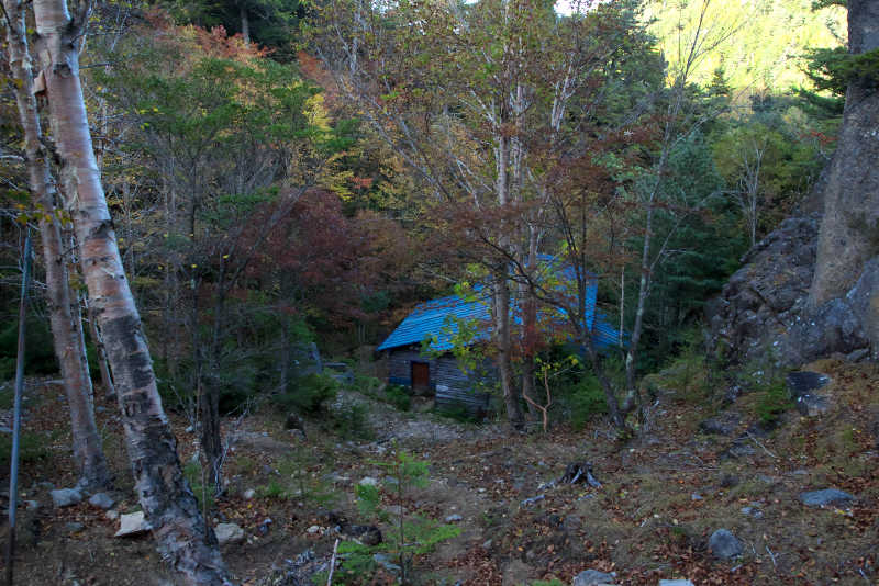 金峰山秋富士見平小屋～大日岩間に建つ大日小屋