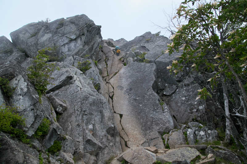 乾徳山山頂直下に立ちはだかる鳳岩の岩場。高所恐怖症の人には迂回路もあるので安心です