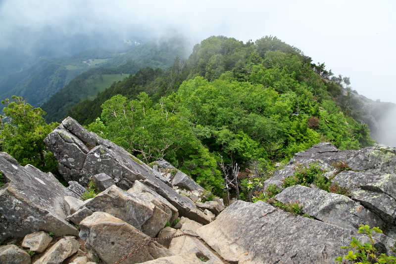 乾徳山夏鳳岩を登り切って歩いて来た方向を振り返るとガスに包まれて展望はイマイチ