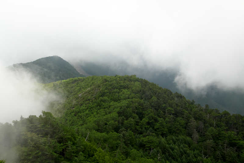 乾徳山見晴らしはいいけど生憎の曇天で展望は利かず残念。黒金山方面も厚い雲に覆われてきました