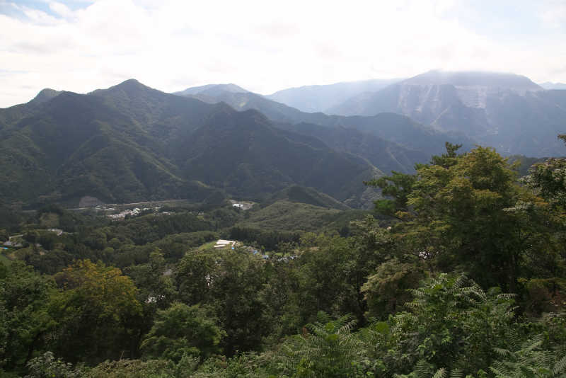 日向山山頂には小さな展望台があってそこからは武甲山、二子山の山並みを一望